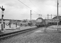 839933 Gezicht op de werkzaamheden ten behoeve van de aanleg van het hoge spoor en het nieuwe N.S.-station Schiedam te ...